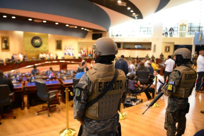 Presidente de Congreso salvadoreño denuncia 