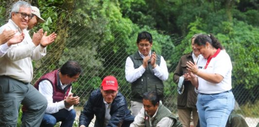 Foto publicada por la Presidencia peruana del mandatario Martín Vizcarra (C) plantando un árbol en el complejo arqueológico de Machu Picchu, la fortaleza inca enclavada en el sureste de los Andes del Perú, cerca de Cuzco, el 9 de enero de 2020. © PRESIDENCIA DEL PERU/AFP HO