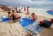 Protestan con picnic masivo en turístico balneario mexicano Playa del Carmen