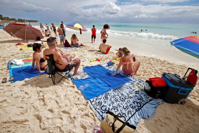 Protestan con picnic masivo en turístico balneario mexicano Playa del Carmen