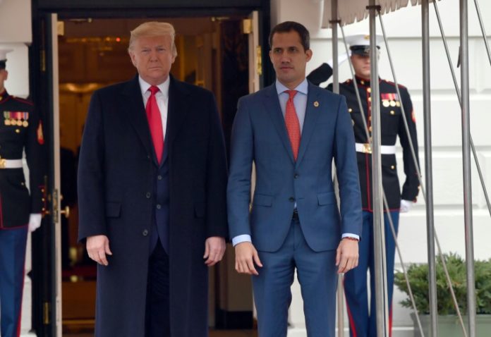 Trump recibe con honores a Guaidó en una audiencia opacada por el juicio político