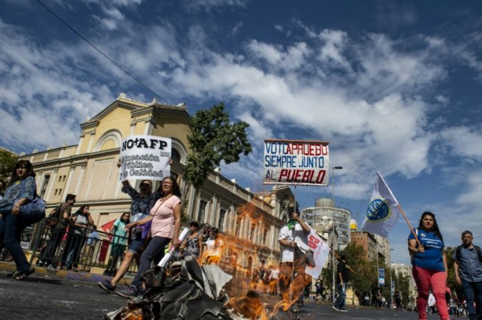 Chile cumple 30 años de democracia sin fiesta y con amargura