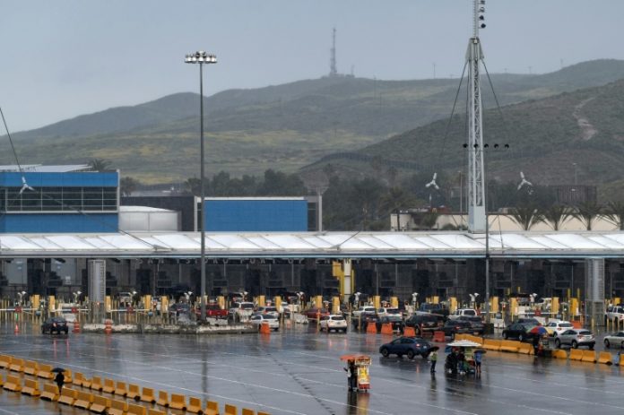 EEUU y México analizan plan para cerrar frontera a viajes 