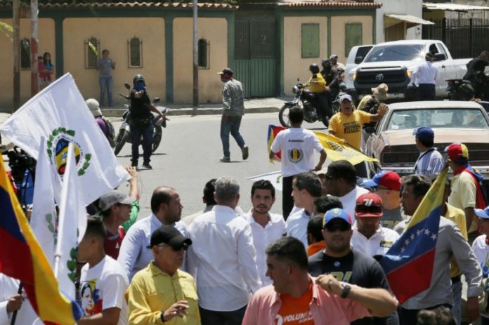 Guaidó denuncia ataque a balazos a manifestación que lideraba en Venezuela