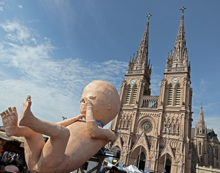 Iglesia Católica celebra misa multitudinaria en Argentina contra la ley de aborto