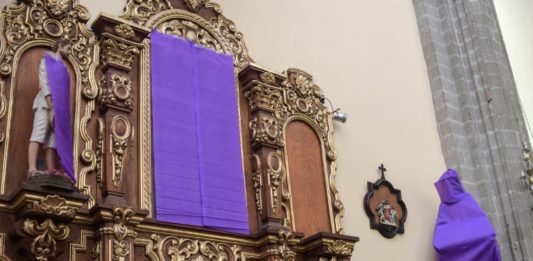 Iglesia mexicana cubre figuras femeninas para resaltar la violencia contra las mujeres