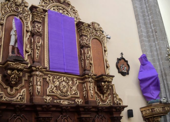 Iglesia mexicana cubre figuras femeninas para resaltar la violencia contra las mujeres