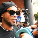 Juez decide mantener en prisión preventiva a Ronaldinho en Paraguay