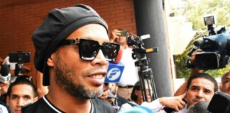 Juez decide mantener en prisión preventiva a Ronaldinho en Paraguay