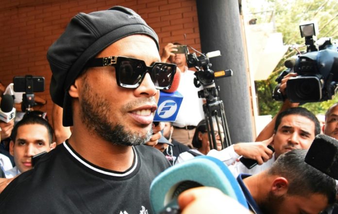 Juez decide mantener en prisión preventiva a Ronaldinho en Paraguay