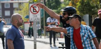 Miles de personas marchan en Chile en rechazo a una nueva Constitución