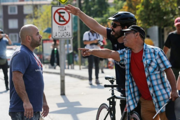 Miles de personas marchan en Chile en rechazo a una nueva Constitución