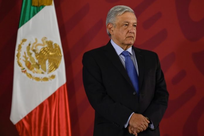 Popularidad de mexicano López Obrador cae cerca de 20% en un año, según dos encuestas