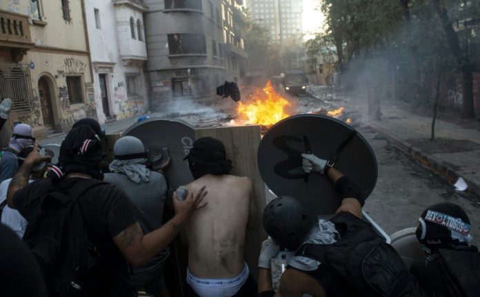 Protestas resurgen en las calles de Santiago con decenas de detenidos y heridos