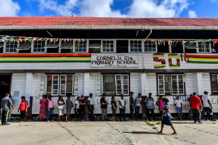 Rumores de fraude elevan tensión en elecciones generales en Guyana