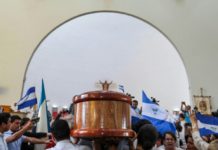Sandinistas profanan misa de cuerpo presente de Ernesto Cardenal en Nicaragua