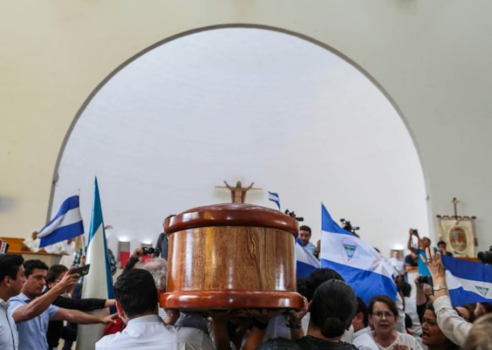 Sandinistas profanan misa de cuerpo presente de Ernesto Cardenal en Nicaragua