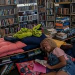 Una niña transmite su pasión por los libros en una favela de Río