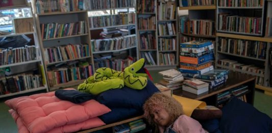 Una niña transmite su pasión por los libros en una favela de Río