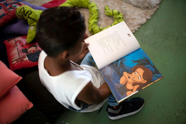 Una niña transmite su pasión por los libros en una favela de Rio