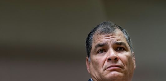 Corte de Ecuador condena a prisión a Correa y lo inhabilita