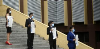 Decididos a enfrentar el coronavirus, médicos reciben título en El Salvador