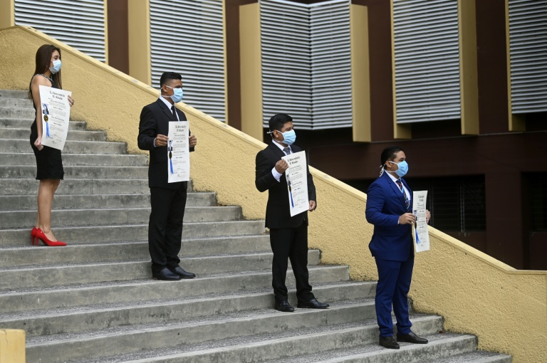 Decididos a enfrentar el coronavirus, médicos reciben título en El Salvador