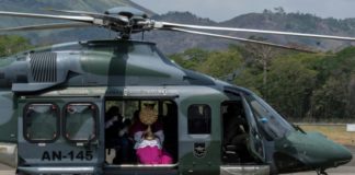 Helicópteros y tecnología para llevar la Semana Santa a las casas en América Latina