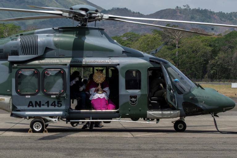 Helicópteros y tecnología para llevar la Semana Santa a las casas en América Latina