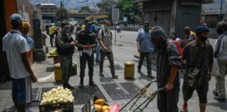 Petare, el enorme barrio de Venezuela donde el hambre rompe la cuarentena