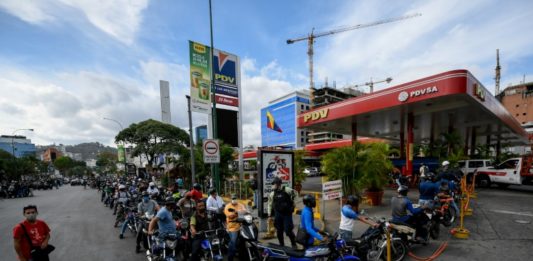 Venezuela en una "tormenta perfecta": sin gasolina y ante una pandemia