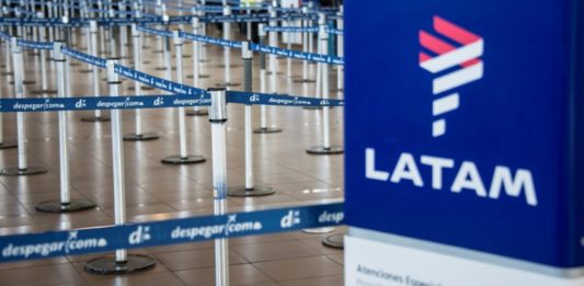 Asfixiada por la pandemia, aerolínea LATAM pide acogerse a ley de bancarrota en EEUU