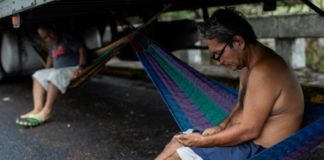 Camioneros centroamericanos atrapados en frontera Nicaragua-Costa Rica por pandemia