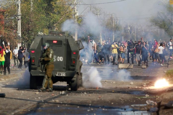 Casos de covid-19 se disparan en Chile y militares se despliegan en zonas pobres tras protestas