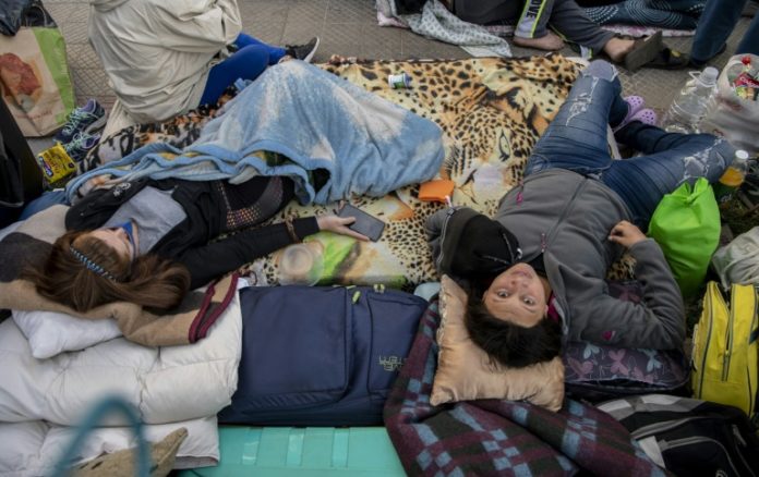 Cientos de venezolanos en Chile suplican un vuelo humanitario a Caracas Cientos de venezolanos en Chile suplican un vuelo humanitario a Caracas