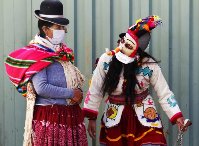 Danzantes populares aymaras alertan sobre coronavirus en frontera de Perú y Bolivia