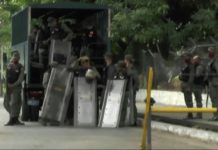Diez imputados, cinco de ellos militares, por motín carcelario que dejó 47 muertos en Venezuela