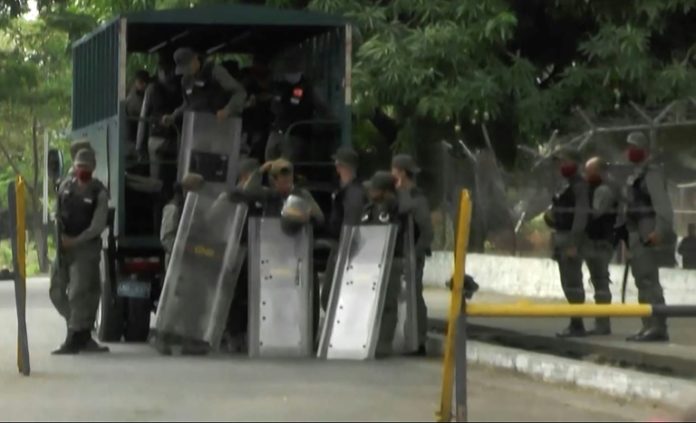 Diez imputados, cinco de ellos militares, por motín carcelario que dejó 47 muertos en Venezuela