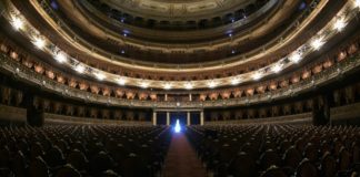 El Teatro Colón baja el telón por la pandemia, pero no los brazos