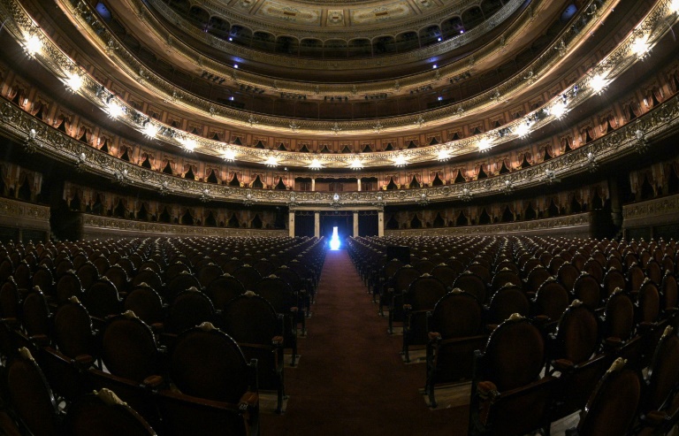 El Teatro Colón baja el telón por la pandemia, pero no los brazos