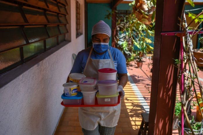 Golpeados por la crisis y el coronavirus, comedores escolares en Venezuela cocinan para llevar