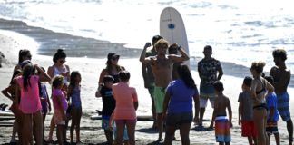 Niños salvadoreños buscan en el surf un futuro de oportunidades