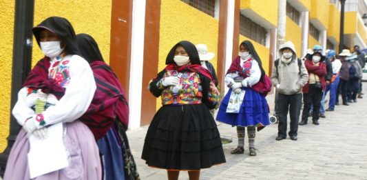 Peruanos inician retiros de fondos de pensiones por pandemia