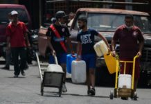 Sin agua, gasolina o TV, la escasez pone a los venezolanos a prueba