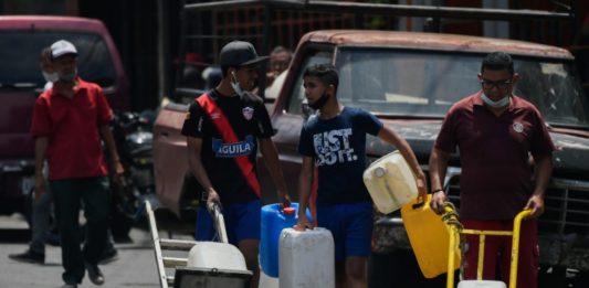 Sin agua, gasolina o TV, la escasez pone a los venezolanos a prueba