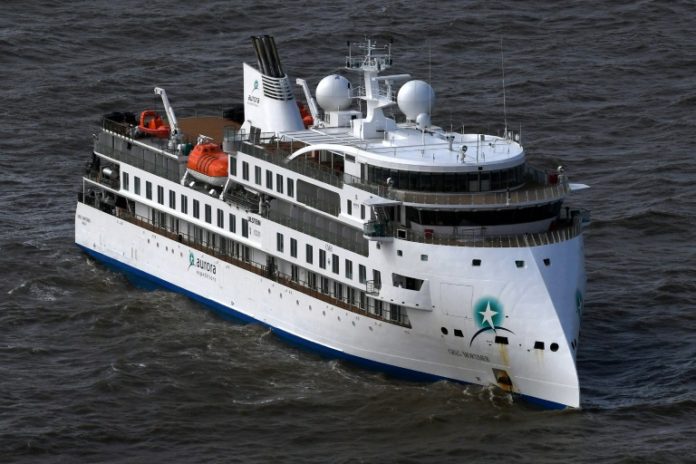 Tripulantes de crucero Greg Mortimer hacen cuarentena en hoteles de Montevideo