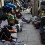 Venezolanos montan campamento fuera de embajada en Chile para retornar a su país