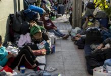Venezolanos montan campamento fuera de embajada en Chile para retornar a su país