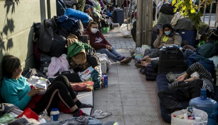 Venezolanos montan campamento fuera de embajada en Chile para retornar a su país