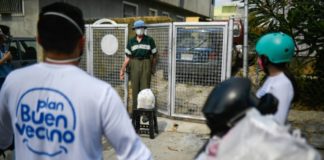 Voluntarios llevan almuerzos a ancianos en una Caracas en cuarentena